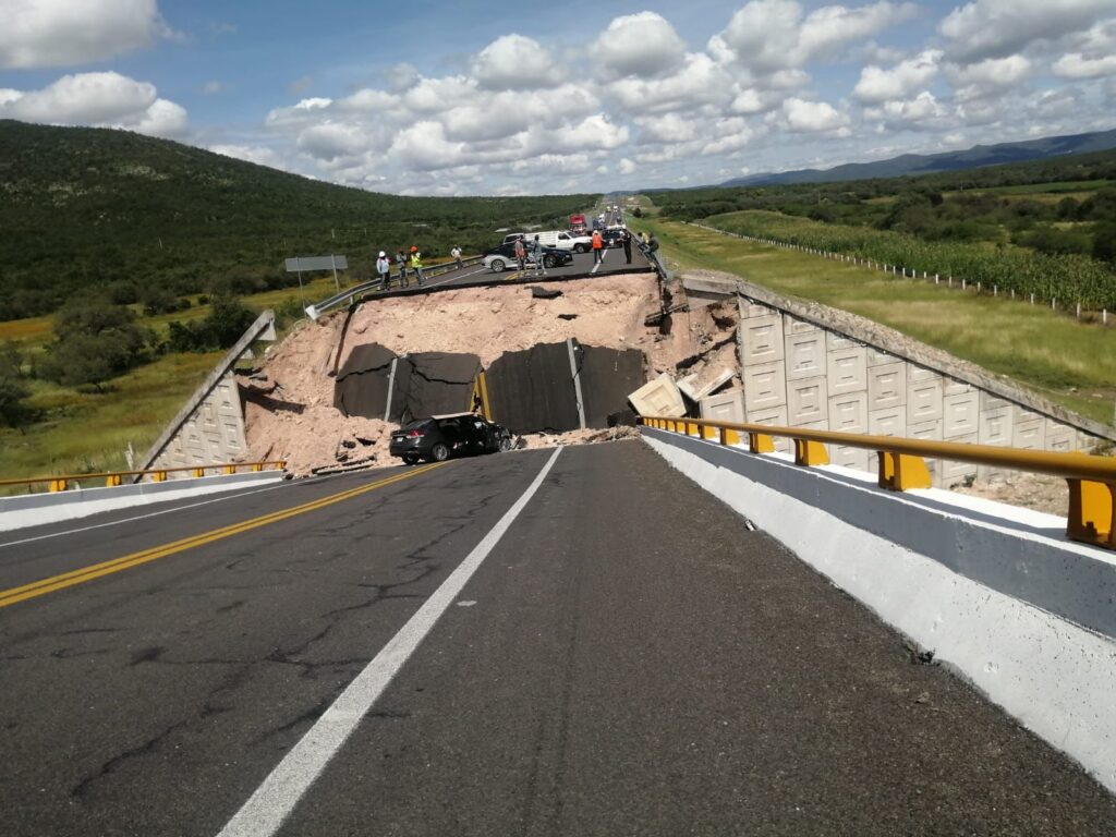 COLAPSA PUENTE DE SUPER CARRETERA EN SAN LUIS POTOSí