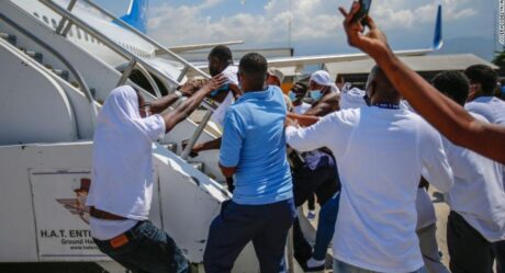 Haitianos se enfrentan a autoridades al llegar a su país