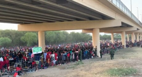 Miles de migrantes viven bajo un puente en la frontera con Texas