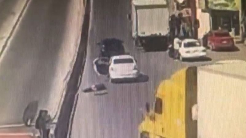 VIDEO: MUJER SECUESTRADA POR SU EX SE LANZA DE AUTO EN MOVIMIENTO