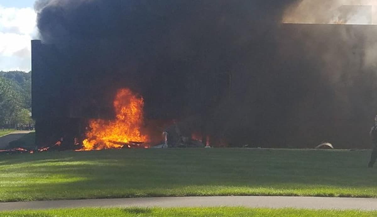 VIDEO: SE ESTRELLA AVIóN CONTRA UN EDIFICIO