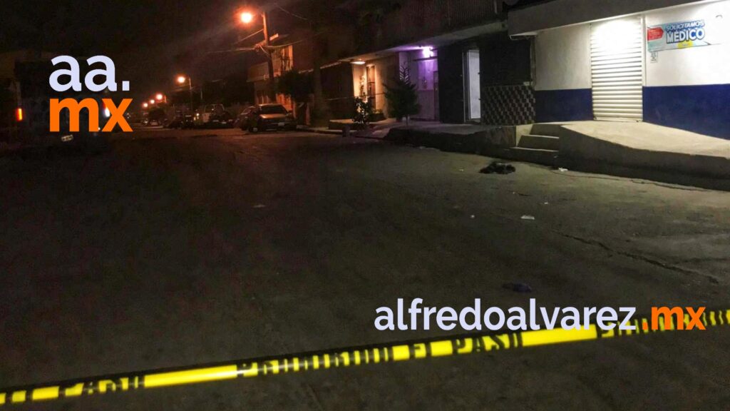 LESIONAN A JOVEN A UN COSTADO DE UNA FARMACIA