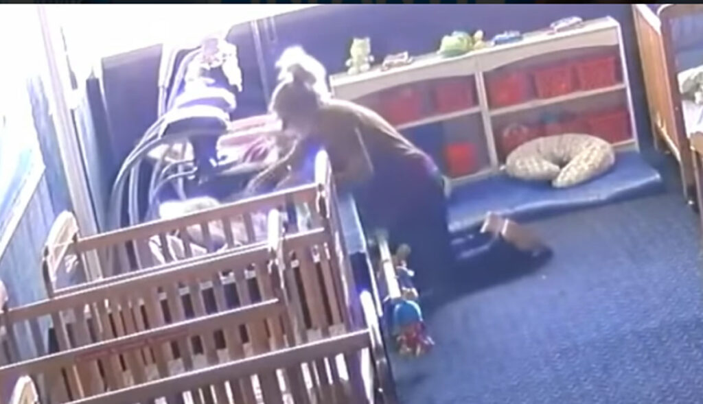 VIDEO-Maestra-golpea-y-deja-caer-a-niño-le-causa-fracturas