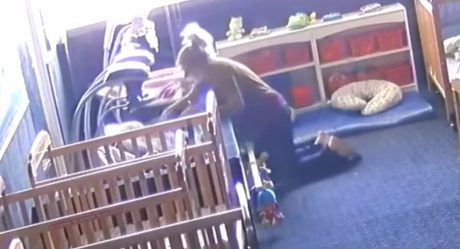 VIDEO: Maestra golpea y deja caer a niño; le causa fracturas
