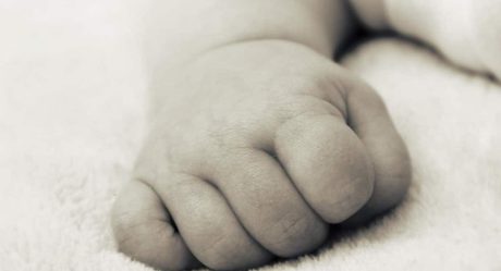 Fallece bebita tras ser olvidada por su mamá en auto