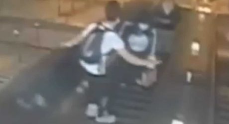 VIDEO: Sujeto patea y lanza a mujer por escalera mecánica