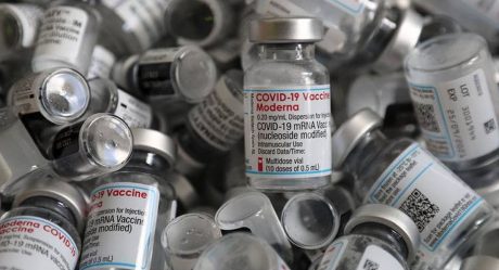 Detectan sustancias extrañas en más de un millón de vacunas Moderna