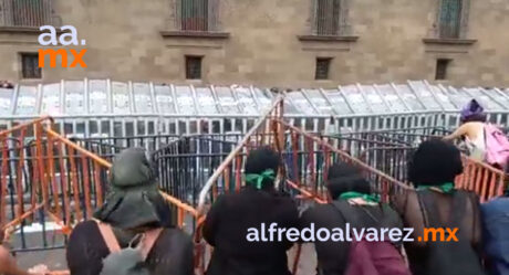 Mujeres tiran vallas en el Zócalo; policía lanza humo de extintores
