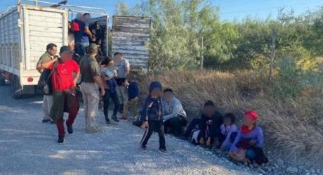 Rescatan a centenar de migrantes abandonados en camión