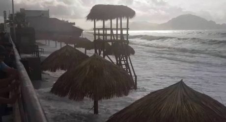 Marea arrasa 'playa incluyente' sin inaugurar