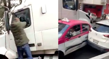 VIDEO: Tráiler choca y arrastra autos; taxista queda atrapado