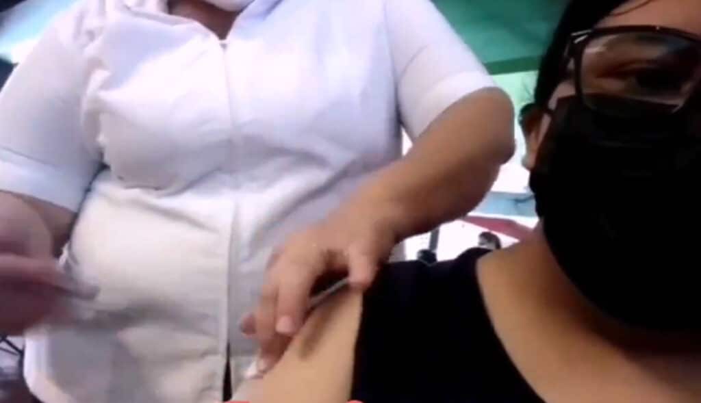 VIDEO-Enfermera-simula-aplicar-vacuna-anticovid