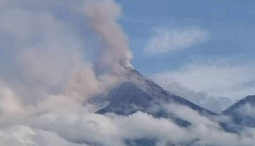 Volcán-de-Fuego-entra-en-erupción