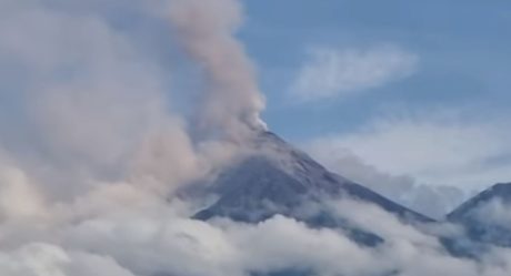 Volcán de Fuego entra en erupción