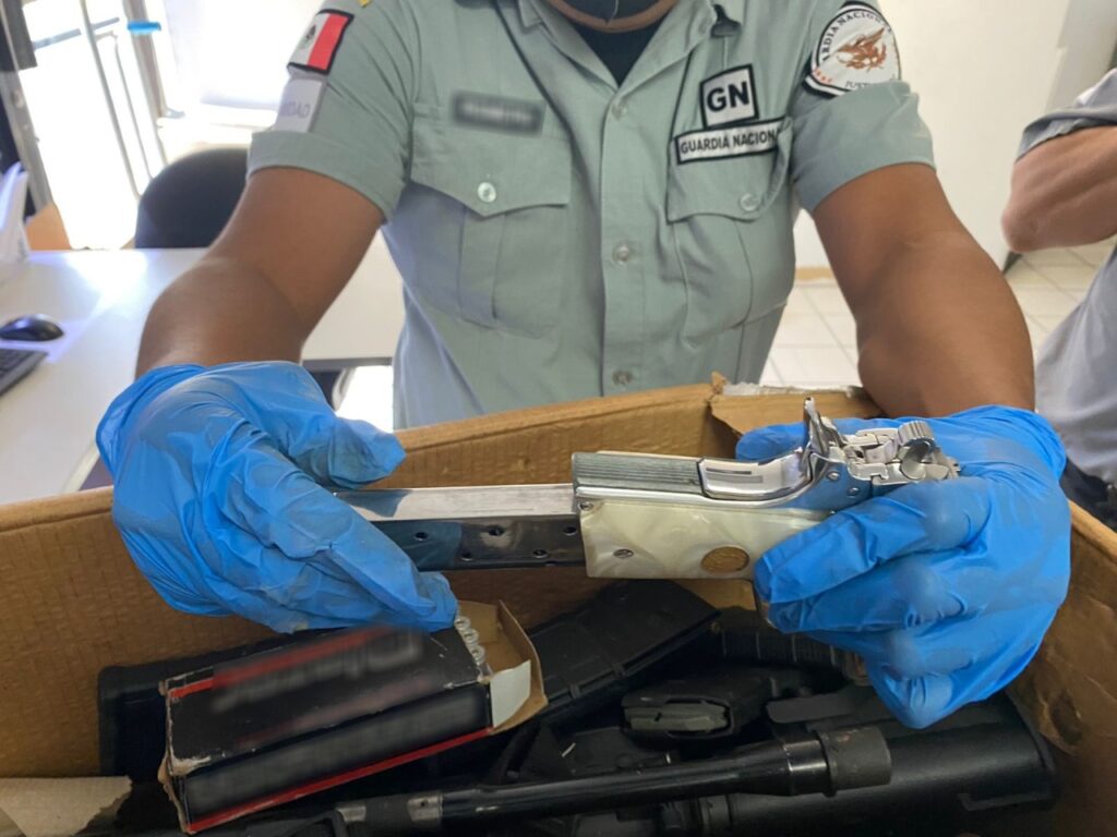 ARRESTAN A AUTOMOVILISTA CON ARSENAL EN GARITA