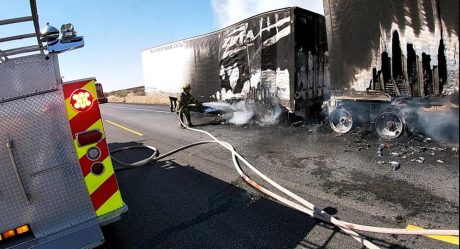 Se incendian cajas de tráiler en la carretera SLRC-Sonoyta