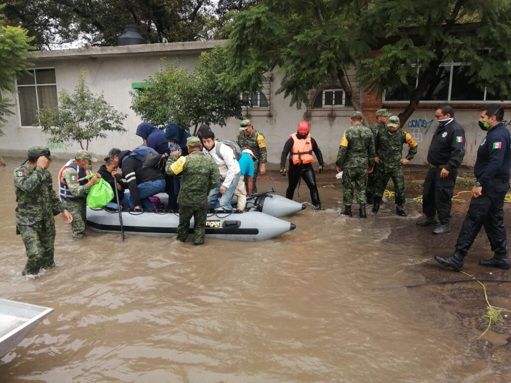 Evacuan-colonias-en-Queretaro-por-desbordamiento-del-rio