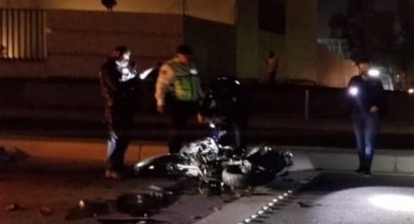 Fallece motociclista al chocar contra dos vehículos