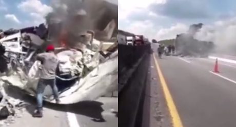 VIDEO: Choque entre tráiler y camioneta, se incendian y hay muertos