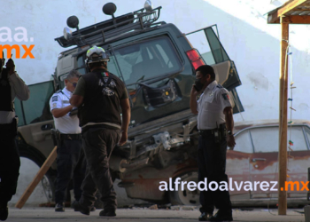 CAMIONETA CAE SOBRE AUTO; ABUELITO RESULTA HERIDO