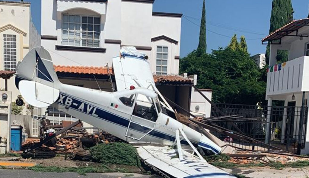 VIDEO-Se-desploma-avioneta-en-vivienda-hay-un-herido