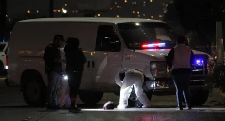 Arrojan cuerpo cercenado y narcomanta en puente de La Joya