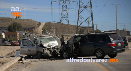 Chocan camioneta y pick up; hay un muerto y heridos