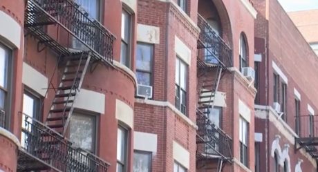 Muere niño al caer desde la ventana de un edificio