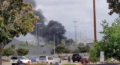 VIDEO: Avioneta se estrella cerca de escuela en California
