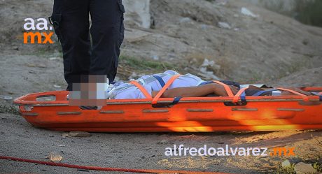 Chofer de camión y copiloto heridos tras volcadura