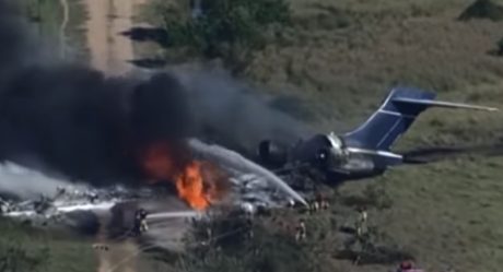 VIDEO: Avioneta se estrella con decenas de personas