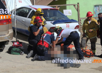 MUERE  HOMBRE TRAS CAERLE AUTO ENCIMA