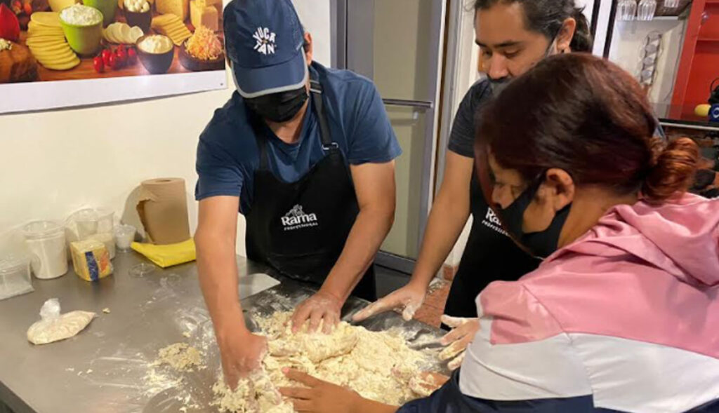 IMPARTEN TALLERES GRATUITOS PARA ELABORACIóN DE PAN DE MUERTO