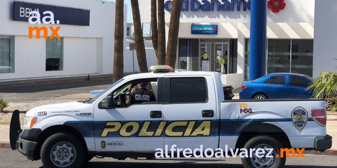 SUSTRAEN A NIñA FRENTE A BANCO