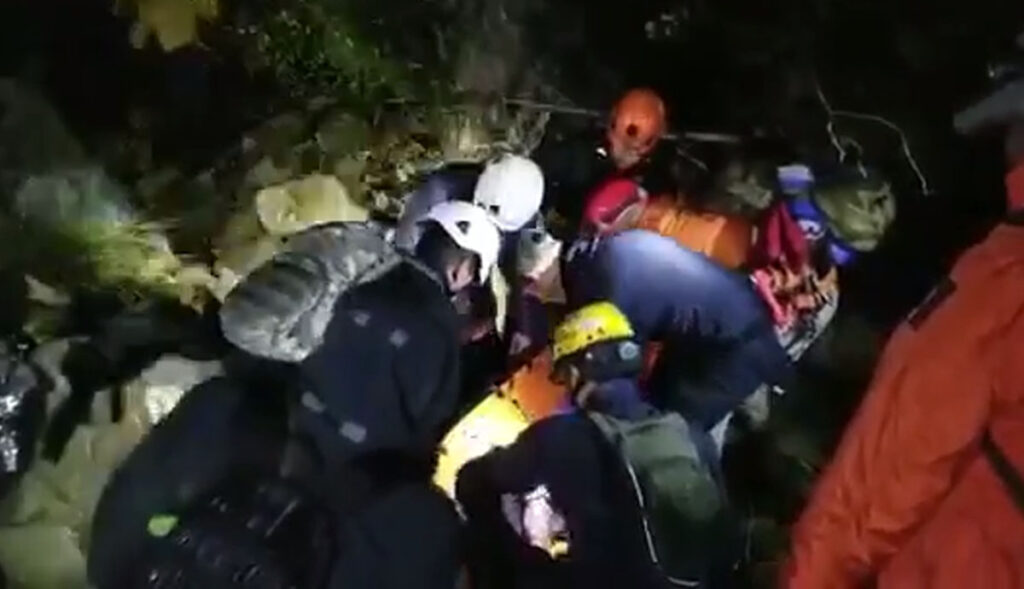 Bomberos-rescata-a-migrantes-heridos-tras-caída