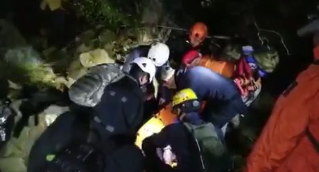 Bomberos rescata a migrantes heridos tras caída