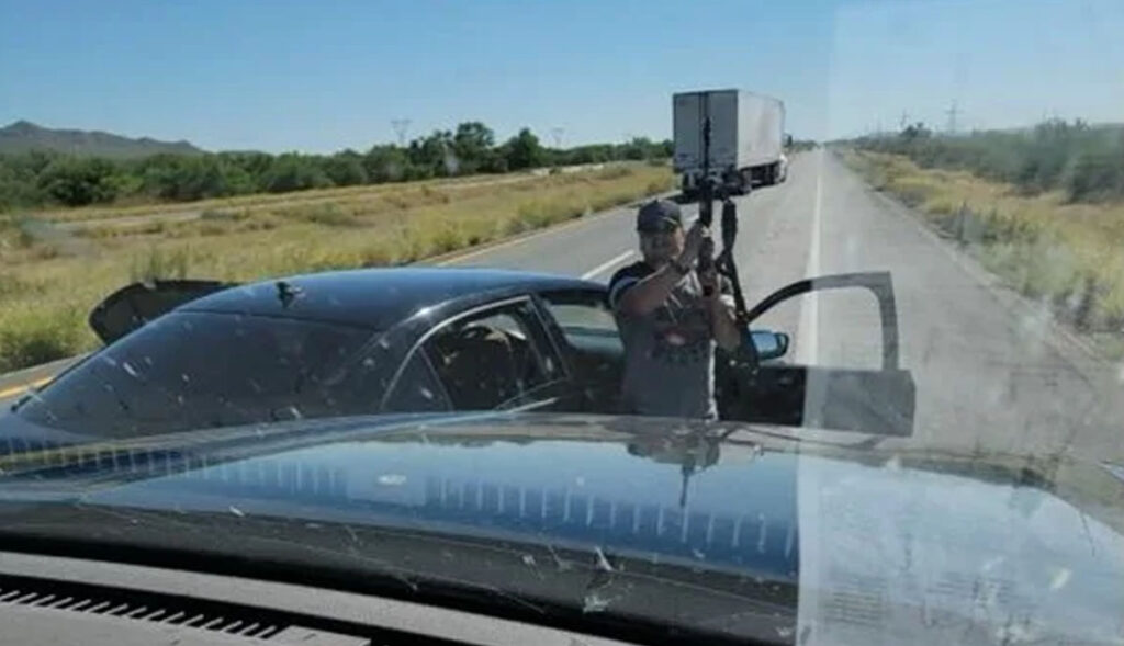 Sicarios-encañonan-a-familia-turista-en-plena-carretera