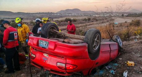 Automovilista ebrio vuelca, hay dos quinceañeras heridas