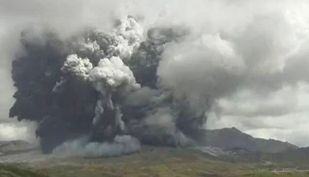 VIDEO-Volcán-Aso-entra-en-erupción