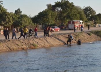 EN NAVOJOA BUSCAN A NIñO QUE CAYó EN CANAL  LAS PILAS