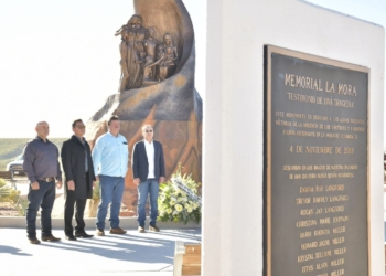 REALIZA DURAZO GUARDIA DE HONOR EN MEMORIAL DE LA MORA