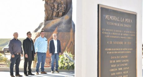 Realiza Durazo guardia de honor en Memorial de La Mora