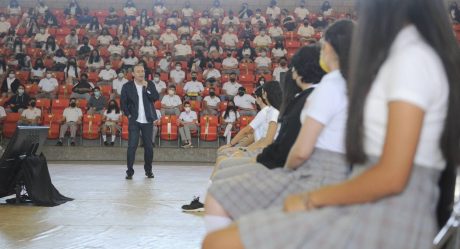 Durazo preside entrega de becas 'Benito Juárez' a jóvenes