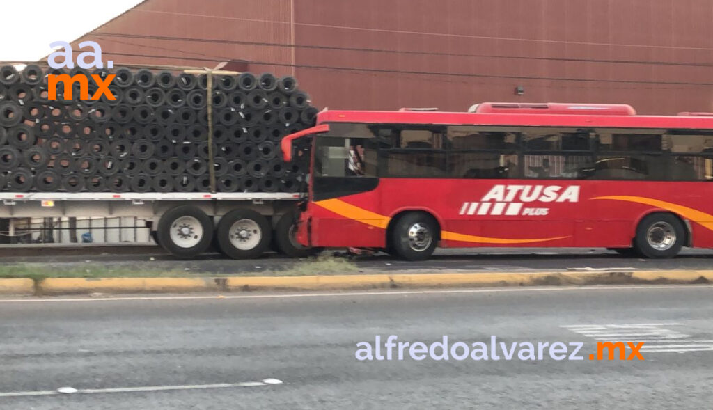 Autobús-choca-tráiler-y-deja-cinco-heridos