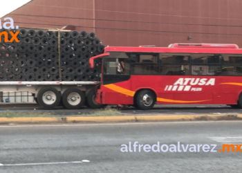 AUTOBúS CHOCA TRáILER Y DEJA CINCO HERIDOS