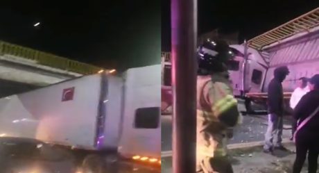 VIDEO: Se desploma puente peatonal y aplasta a tráiler