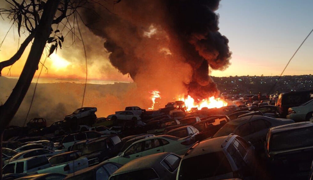 Fuerte-incendio-consume-decenas-de-autos-en-yonke-municipal