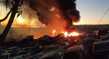 Fuerte incendio consume decenas de autos en yonke municipal