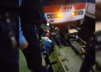 VIDEO: HOMBRE CAE A VíAS DEL METRO; SUSPENDEN SERVICIO