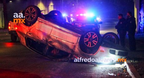 Le disparan mientras conducía y termina volcando